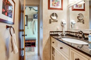 Koupelna v ubytování 3 Mi to Dtwn Pet-Friendly Condo in Silverthone + 19 fotografií