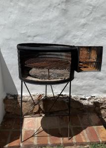 Una parrilla colocada encima de una acera de ladrillos en Tres Soles 2, en Salsipuedes 17 fotos más