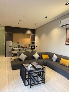 a living room with a couch and a kitchen at اجواء الريف لبيوت العطلات in Dammam +33 photos