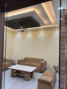 Χώρος καθιστικού στο Peaceful & Spacious 5BHK Villa with Balcony & Parking