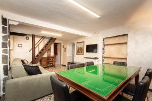 Un televizor și/sau centru de divertisment la "La Casa Del Glicine" vigne, borghi antichi e panorami piemontesi