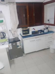 a small kitchen with a sink and a microwave at Tote Esquina in Esquina