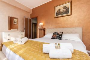 Un pat sau paturi într-o cameră la "La Casa Del Glicine" vigne, borghi antichi e panorami piemontesi