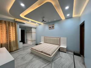 Ένα ή περισσότερα κρεβάτια σε δωμάτιο στο Peaceful & Spacious 5BHK Villa with Balcony & Parking