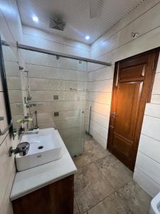 Ένα μπάνιο στο Peaceful & Spacious 5BHK Villa with Balcony & Parking +40 φωτογραφίες