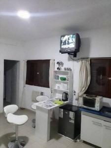 a room with a kitchen with a tv on the wall at Tote Esquina in Esquina