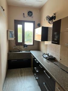 Η κουζίνα ή μικρή κουζίνα στο Peaceful & Spacious 5BHK Villa with Balcony & Parking