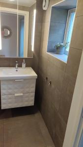 a bathroom with a sink and a mirror at Skutviken in Henån