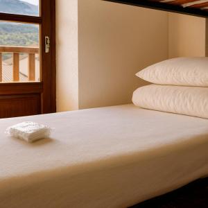 Postel nebo postele na pokoji v ubytování Cama Hab Compartida - Albergue Tritón Villanúa + 11 fotografií