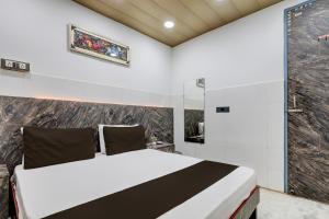 a bedroom with a large bed in a room at Hotel O Revive Inn in New Delhi