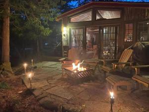 een vuurplaats voor een hut 's nachts bij All Season Romantic One-Room Cabin on Moody Pond, in Upstate New York in Saranac Lake