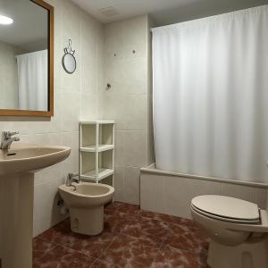 Koupelna v ubytování Cama Hab Compartida - Albergue Tritón Villanúa