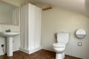 Koupelna v ubytování Cama Hab Compartida - Albergue Tritón Villanúa