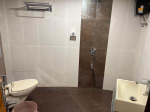un baño con inodoro y lavabo en Roofyard Villa, en Chauk 6 fotos más