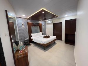 Un dormitorio con una cama grande en una habitación. en Roofyard Villa, en Chauk