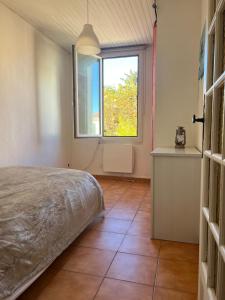 une chambre avec un lit et une fenêtre dans l'établissement Chez Theo, à Marseille