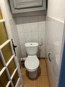 une petite salle de bain avec des toilettes blanches dans l'établissement Chez Theo, à Marseille 5 autres photos