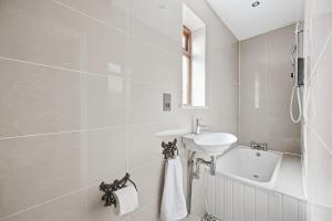 Koupelna v ubytování Meadow House with Driveway Parking, Spacious Garden, Fast Wifi and Smart TVs by Yoko Property