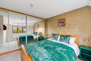 Postel nebo postele na pokoji v ubytování Meadow House with Driveway Parking, Spacious Garden, Fast Wifi and Smart TVs by Yoko Property + 36 fotografií