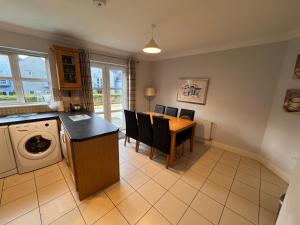 Η κουζίνα ή μικρή κουζίνα στο Modern Home in the Heart of Rosscarbery Village