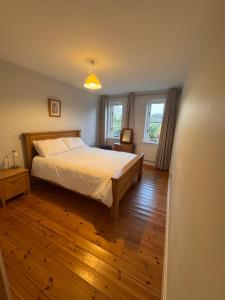 Ένα ή περισσότερα κρεβάτια σε δωμάτιο στο Modern Home in the Heart of Rosscarbery Village