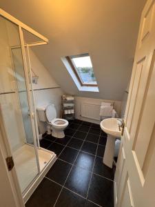 Ένα μπάνιο στο Modern Home in the Heart of Rosscarbery Village +14 φωτογραφίες