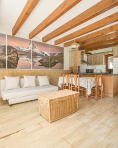 a living room with a couch and a table at Casa Los Altos de Santiago in Villanúa