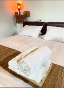 Ένα ή περισσότερα κρεβάτια σε δωμάτιο στο Nof Harim נוף הרים