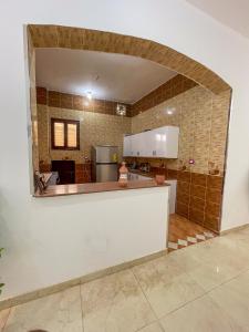 - une grande cuisine avec un comptoir dans une pièce dans l'établissement Villa Al Rabia, à Louxor