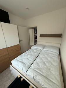 a large bed in a small room at Panorama-180-Grad in Kitzingen +11 photos