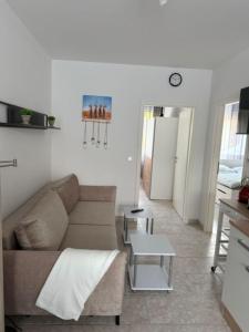 a living room with a couch and a table at Panorama-180-Grad in Kitzingen