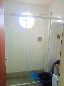 une petite salle de bain avec toilettes et fenêtre dans l'établissement Chalé em Penedo - Linda Vista Condomínio, à Itatiaia 1 autre photo