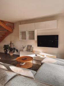 een woonkamer met een bank en een tafel bij Ella House in Lingen