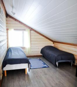 una camera con due letti in mansarda di Luksushuvila louhosjärven rannalla a Isokyrö