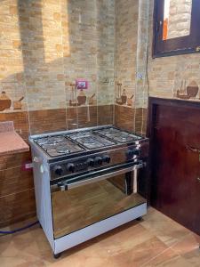 - une cuisine avec une cuisinière dans l'établissement Villa Al Rabia, à Louxor 141 autres photos