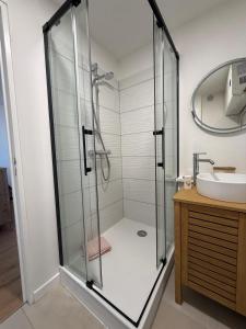 a glass shower in a bathroom with a sink at Cozy T2 - L'Herbaudière - 200m de la plage in Noirmoutier-en-l'lle