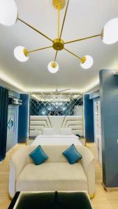 Un dormitorio con una gran cama blanca con almohadas azules. en Hotel The Grace Residency ,DLF, Gomti Nagar Lucknow, en Lucknow