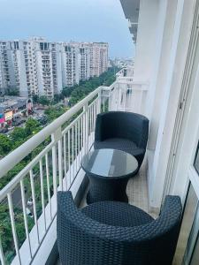 Un balcón con dos sillas y una mesa en un balcón. en Hotel The Grace Residency ,DLF, Gomti Nagar Lucknow, en Lucknow