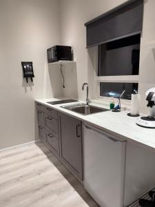 une cuisine avec un évier et un réfrigérateur dans l'établissement Kirkjufell View Cottages, à Grundarfjörður 13 autres photos