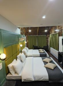 パハルガムにあるHotel crystalの部屋に3つのベッドがあるグループ