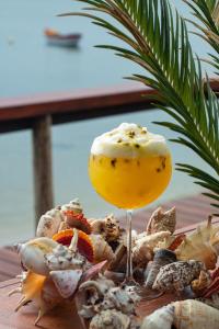 Un plato de comida con una bebida en una mesa. en Pôr do Sol Ilha do Mel Pousada e Receptivo, en Ilha do Mel