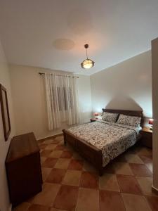 een slaapkamer met een bed en een tafel erin bij un vrai repos in Essaouira