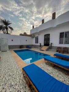 une villa avec piscine et une maison dans l'établissement Villa Al Rabia, à Louxor