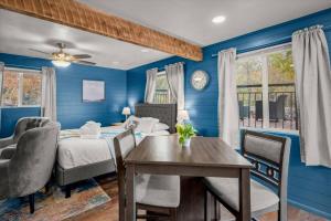 Postel nebo postele na pokoji v ubytování 17 Creekside Retreat