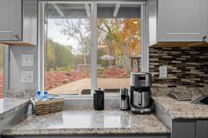 Kuchyň nebo kuchyňský kout v ubytování 17 Creekside Retreat + 24 fotografií