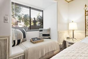 ein weißes Schlafzimmer mit einem Bett und einem Fenster in der Unterkunft Adobe Village Studio Suite- Tumbleweed in Oak Creek + 23 Fotos