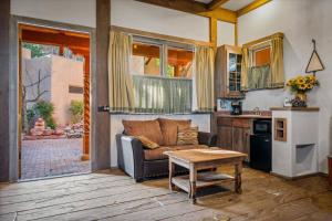 ein Wohnzimmer mit Sofa und Tisch in der Unterkunft Adobe Village Villa- Lonesome Dove in Oak Creek + 31 Fotos
