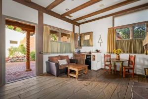 ein Wohnzimmer mit Sofa und Tisch in der Unterkunft Adobe Village Villa- Lonesome Dove in Oak Creek