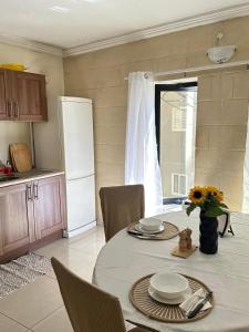 Nhà bếp/bếp nhỏ tại Perfect 2-Bedroom Apartment in St Julian +16 ảnh