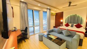 una habitación de hotel con una cama y un sofá en Hotel The Grace Residency ,DLF, Gomti Nagar Lucknow, en Lucknow